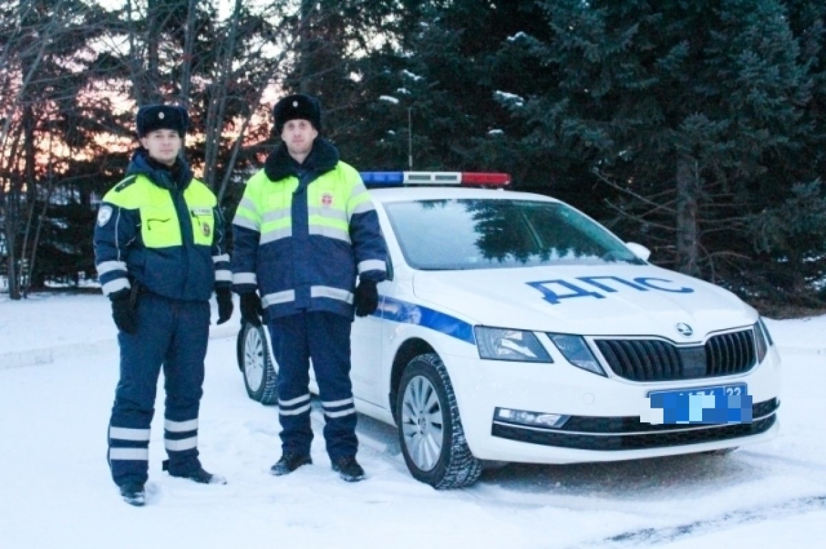 Сотрудники ДПС спасли жизнь пенсионерке в Барнауле