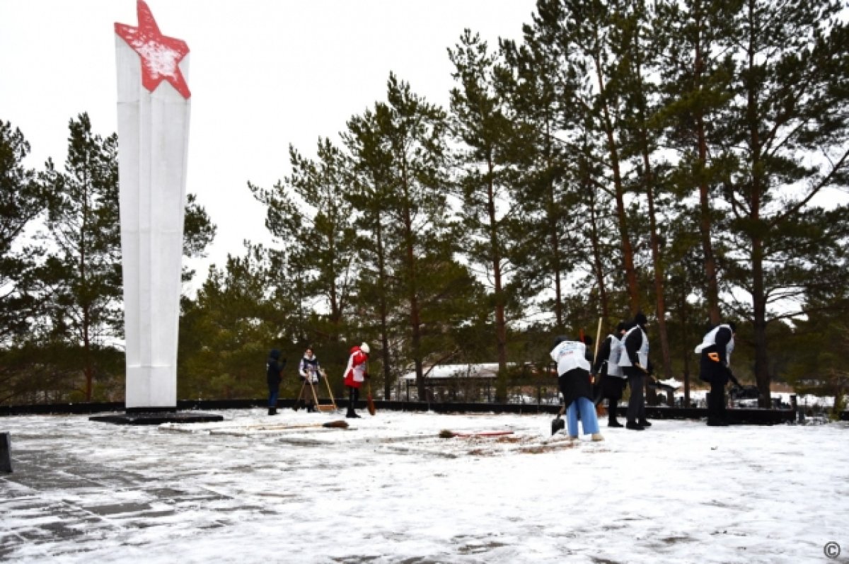 Волонтеры очистили от снега памятники и мемориалы героям войны в Барнауле