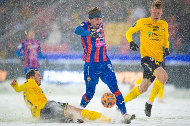 Игроки обоих команд играли прямо в снегопад.