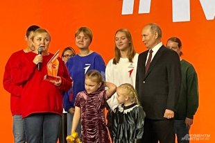Низкий поклон волонтерам. Путин наградил помощницу российской армии