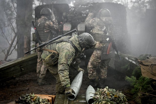 Артиллеристы вооруженных сил РФ ведут огонь по позициям ВСУ с применением буксируемых 152-мм гаубиц «Мста-Б»