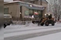 В Усть-Куте уже трое суток чистят снег. 