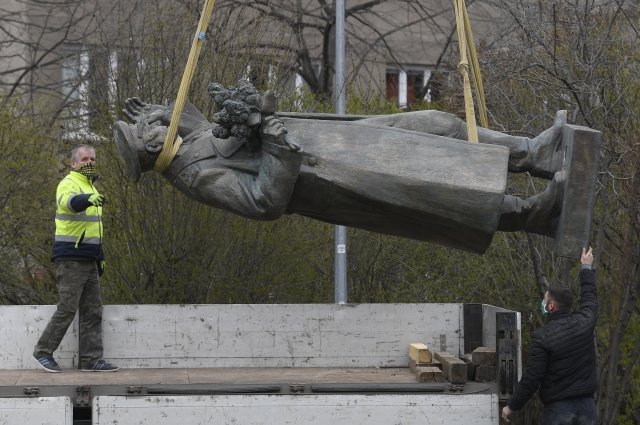 Снос памятника Маршалу Коневу в Праге. 