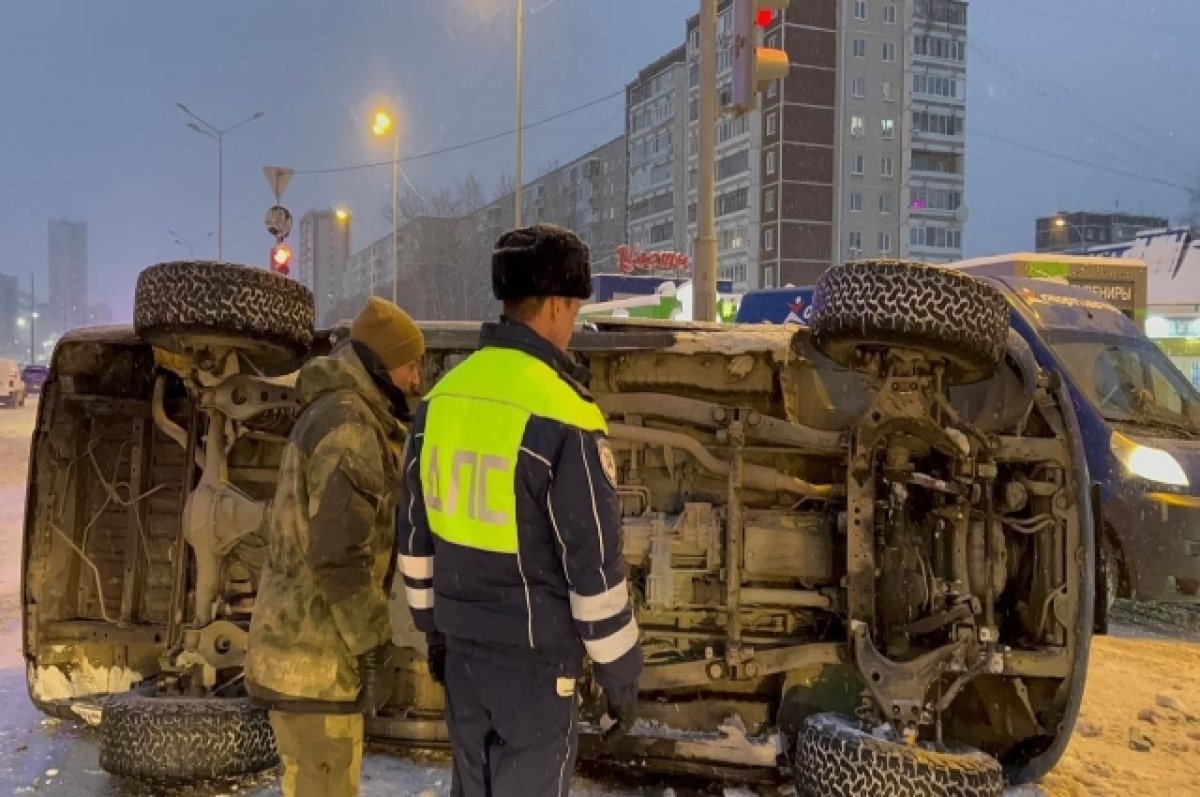 В Екатеринбурге автомобиль наехал на островок безопасности и сбил людей |  АиФ Урал