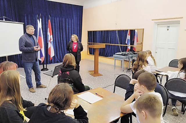 Алексей Мазлов общается со школьниками на парламентском уроке в Доме детского творчества в Гремячинске.