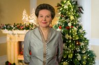 Наталья Комарова пообещала лично исполнить несколько заветных желаний детей, которые сняла с новогодней елки. 