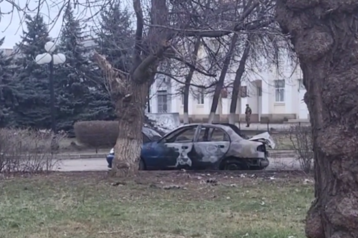 В Сети появилось видео с места взрыва автомобиля депутата Попова в Луганске  | Аргументы и Факты