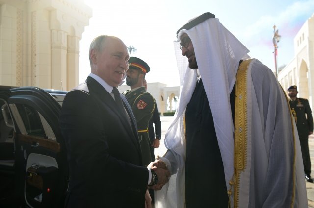  РФ Владимир Путин и президент Объединенных Арабских Эмиратов (ОАЭ) шейх Мухаммед бен Заид Аль Нахайян (справа) на церемонии официальной встречи во дворце Каср Аль-Ватан в Абу-Даби.