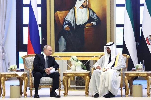 Президент РФ Владимир Путин и президент Объединенных Арабских Эмиратов (ОАЭ) шейх Мухаммед бен Заид Аль Нахайян (справа) на церемонии официальной встречи во дворце Каср Аль-Ватан в Абу-Даби.
