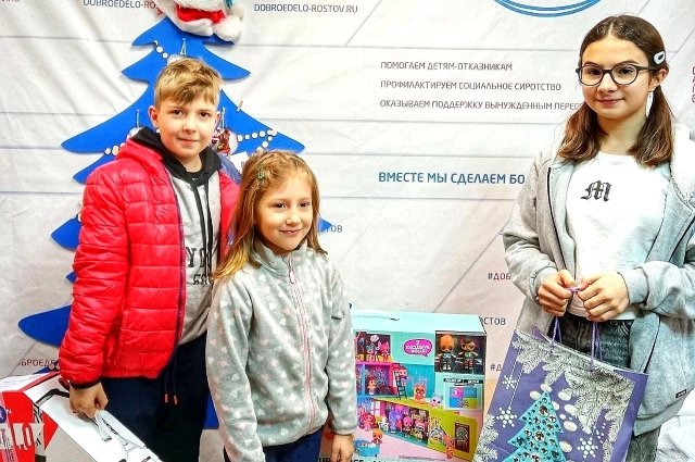 Руслан, Полина и Настя уже получили новогодние подарки от добрых волшебников. Фото предоставлено с разрешения родителей.