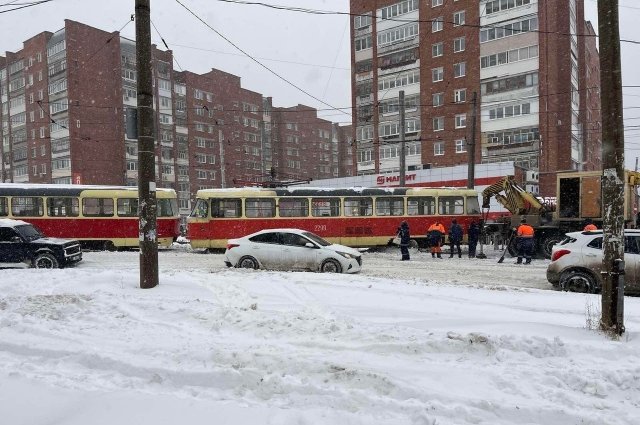 С  17.10 нет движения трамвайных маршрутов №1, 4, 7 и 10 маршрутов в городок Металлургов и из него. 