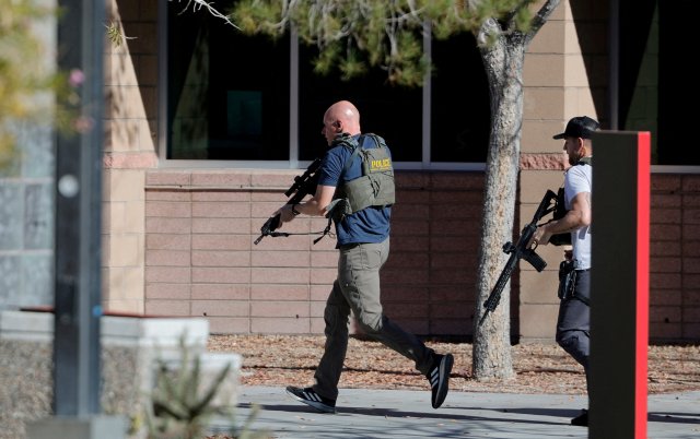 Полицейские бегут в кампус после сообщений о стрелке в Лас-Вегасе, штат Невада, США, 6 декабря 2023 года.