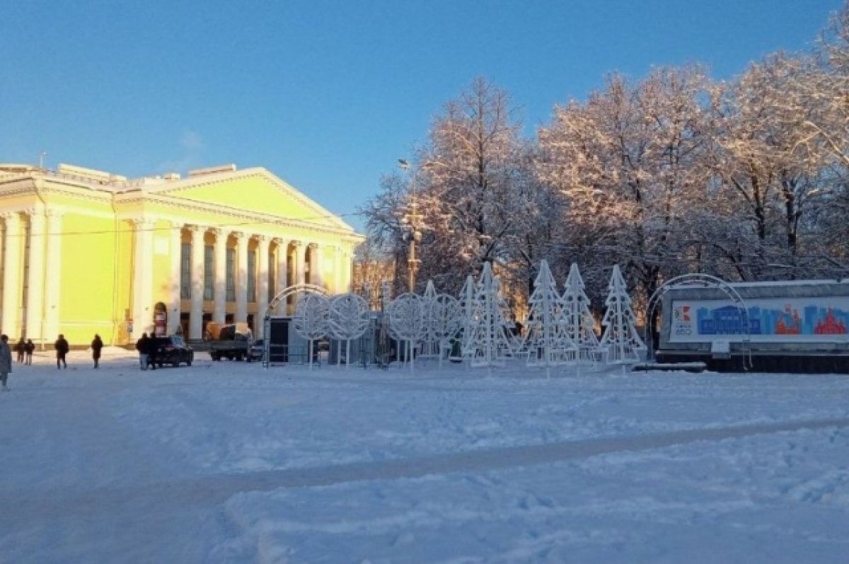 Монтаж ели на Театральной площади должен быть завершён до конца следующей недели.
