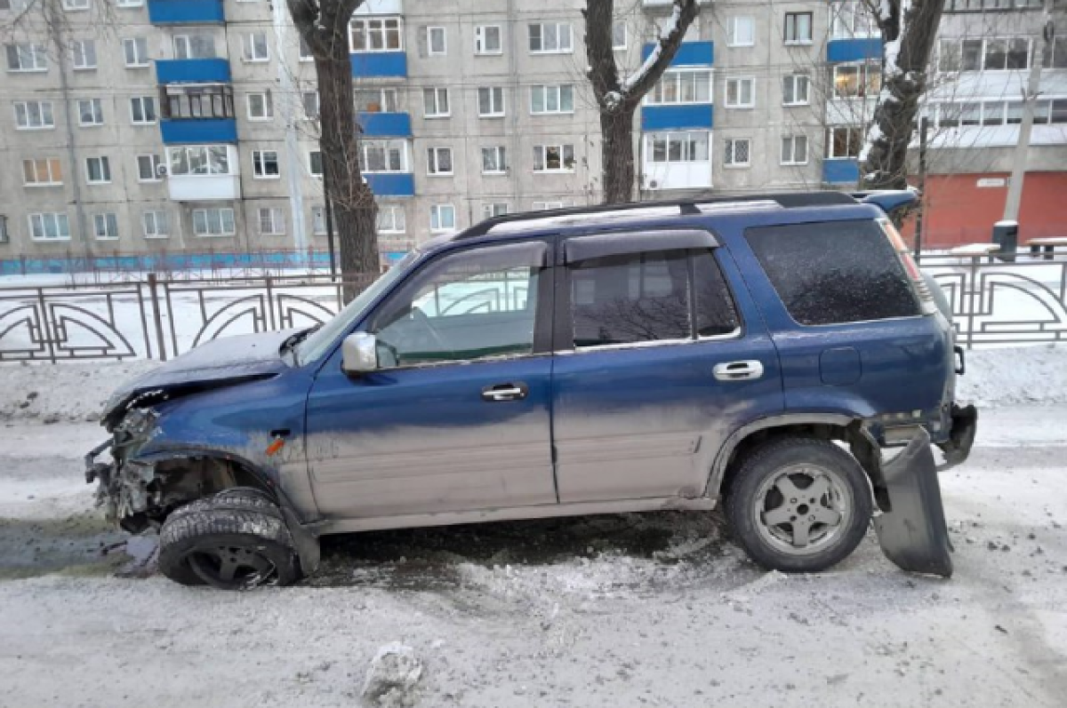 Водитель снес дорожное ограждение на улице Лермонтова в Иркутске и сбежал |  АиФ Иркутск