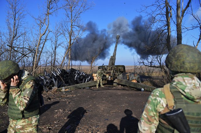 Артиллеристы ВС РФ ведут огонь из гаубицы «Мста-Б»