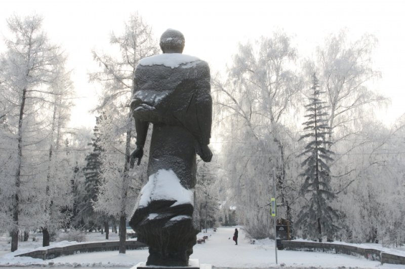 Памятник Достоевскому тоже весь в снегу.