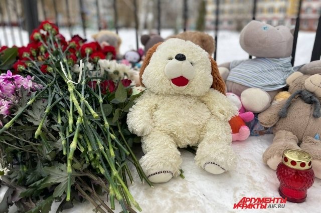 Стихийный мемориал у гимназии №5 в Брянске. Люди несут сюда цветы, игрушки и свечи.