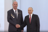 Эдуард Щербина и Владимир Путин во время вручения золотой Звезды Героя труда России 12 июня 2023 года