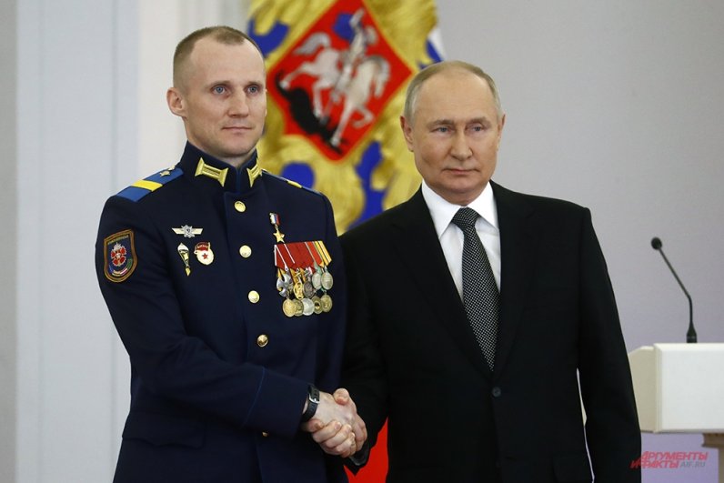 Старший сержант Максим Девятов и президент РФ Владимир Путин.
