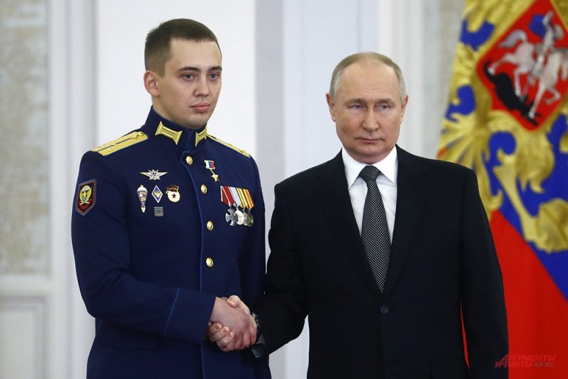 Лейтенант Илья Споняков и президент РФ Владимир Путин.