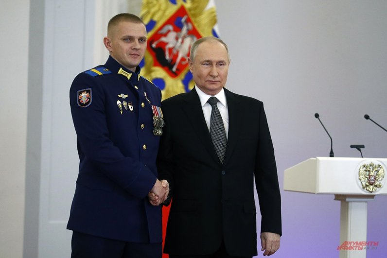 Старший сержант Александр Михайлов и президент РФ Владимир Путин.
