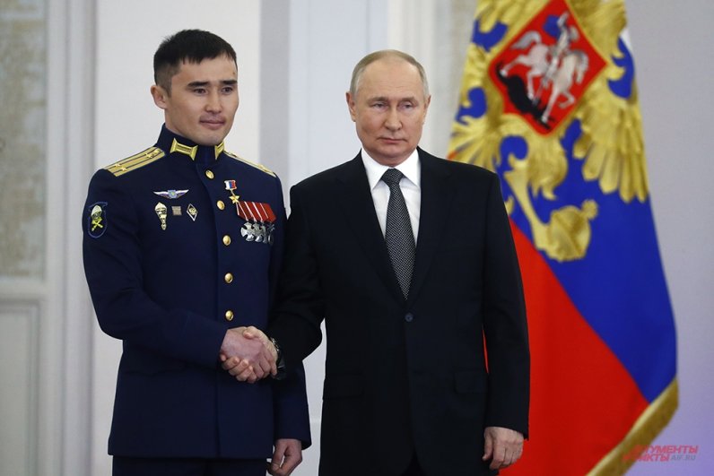Подполковник Дашибал Мункожарглов и президент РФ Владимир Путин.