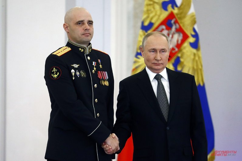 Капитан Михаил Полушкин и президент РФ Владимир Путин.