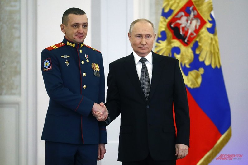 Младший сержант Николай Харченко и президент РФ Владимир Путин.