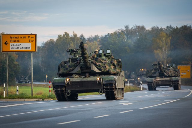 Солдаты армии США на танках M1 Abrams, Хоэнфельс, Германия. 