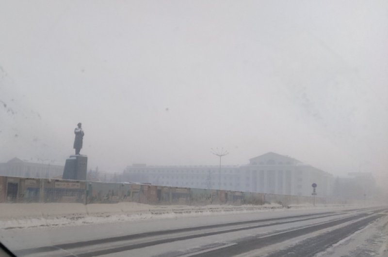 Памятник вождю пролетариата тоже оказался в тумане.