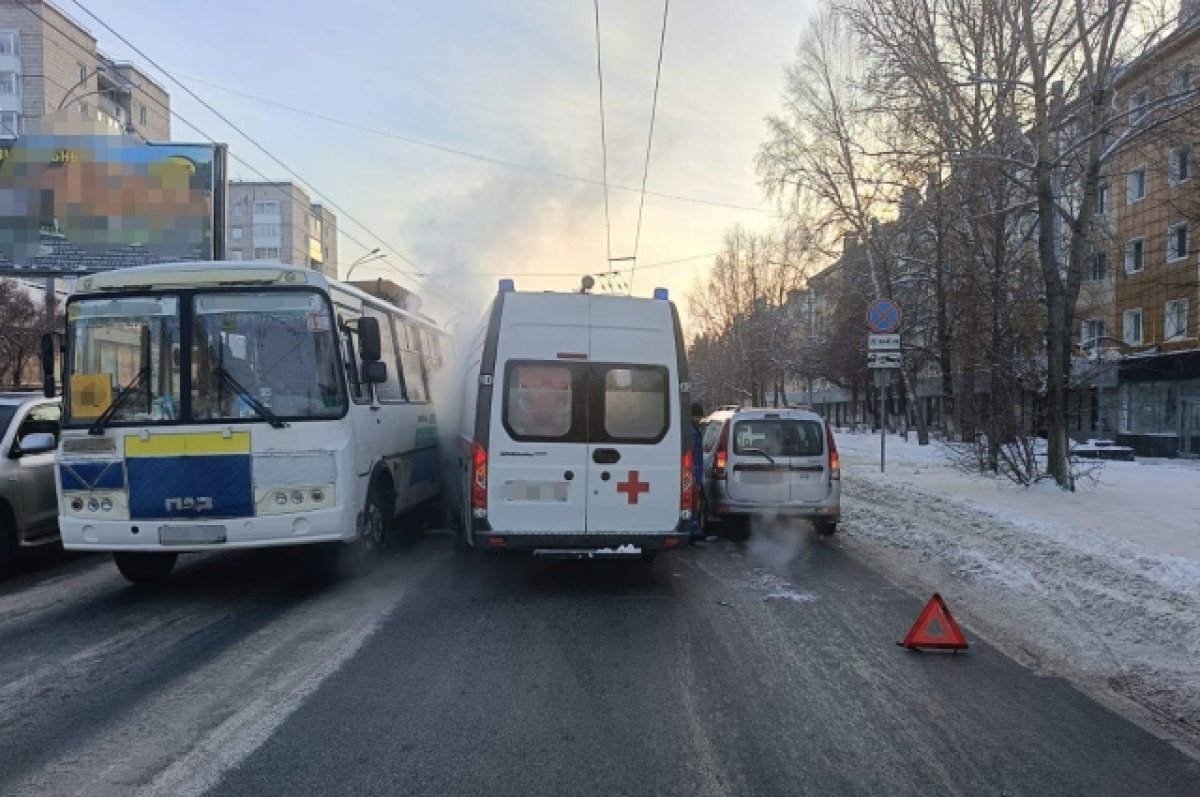 Машина скорой помощи попала в тройное ДТП в Томске | АиФ Томск