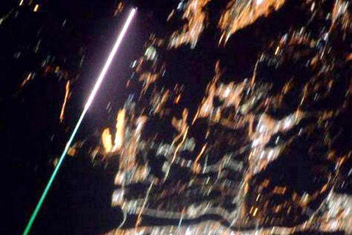 «Роскосмос» показал «падающую звезду», снятую с МКС на фоне Земли