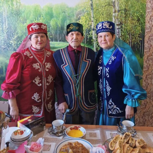 Участник № 3. Галимов Хатим Галимович (88 лет) с дочерьми Ларисой и Анисией.