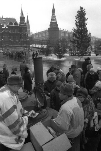 1992 г. Манежная площадь, Раскопки ещё не начались, «Манежка» пока ещё полноправный участник автомобильного движения. И армейская полевая кухня, раздающая еду в новогодние праздники, – небольшой «подгон» для обескураженного реформами населения.