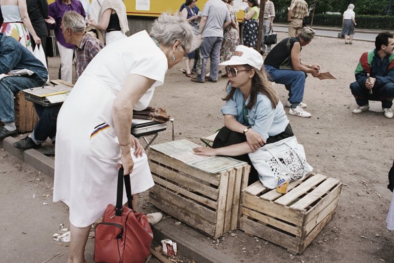 Июль 1994 г. «МММ» на пике популярности. Сказалась агрессивная рекламная кампания – персонаж «Лёна Голубков» с фразами «Я не халявщик, я партнёр» и «Куплю жене сапоги» покорил сердца многих миллионов. Брокеры «МММ» торгуют акциями своей компании везде – даже на улицах.