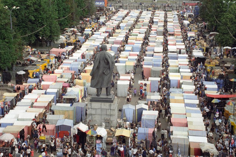 В 1997 г. ситуация на вещевом рынке в Лужниках была стабильной – торговцев «крышевали», те смирились с этой данностью и регулярно «отстёгивали» долю… Однако в мае этого года именно там случился настоящий бум «лохотронщиков» - появились новые напёрсточники, предлагавшие сыграть на электронных аппаратах. Тогдашнее законодательство было бессильно против этих мошенников, прикрывавшихся лицензиями на «проведение развлекательных игр».