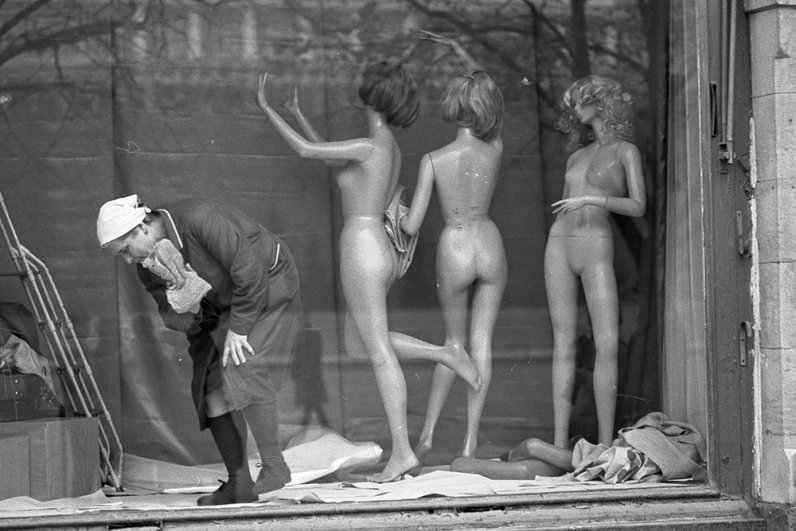 1992 г. Витрина магазина ГУМ. Эпицентром столичных бутиков, где «цены похожи на номера телефонов», то есть тоже семизначные, он станет совсем скоро. Пока же его витрины откровенно старенькие и нуждаются в ремонте.