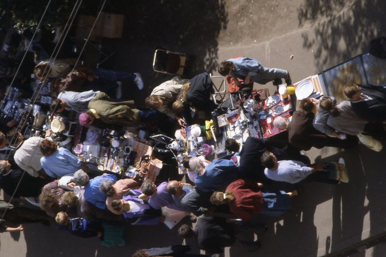 В 1992 г. на улицы из магазинов выплеснулась не только торговля сигаретами, водкой, газировкой и шоколадными батончиками. Бытовая техника и посуда тоже обосновались на переносных лотках, ознаменовав таким образом «полное решение проблемы дефицита».