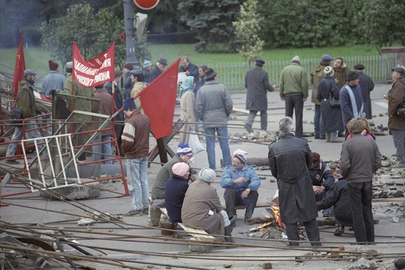 Конституционный кризис 1993 г. близок к кульминации. Противостояние началось 21 сентября, когда Президент РФ Борис Ельцин издал Указ № 1400, прекративший деятельность Съезда народных депутатов и Верховного Совета РФ. Снимок сделан 1 октября, когда переговоры между представителями Президента и «Белым домом» о сдаче оружия его защитниками зашли в тупик.