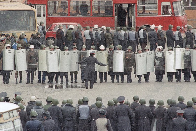 30 сентября 1993 г. состоялась акция устрашения защитников «Белого дома» - спецназ продемонстрировал свои умения в «сдерживании толпы». Накануне Патриарх Московский и Всея Руси Алексий II призвал участников противостояния не допускать кровопролития и предложил своё посредничество в переговорах.