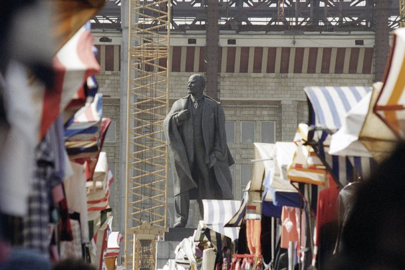 Апрель 1997 г. Главный вещевой рынок столицы – «Лужа», в который превратилась территория спорткомплекса «Лужники». Торговля идёт бойко – ещё в силе второй пункт «Указа о свободе торговли», освобождающий «челноков» от всех въездных таможенных пошлин. Его отменят уже через месяц, 16 мая 1997 г.