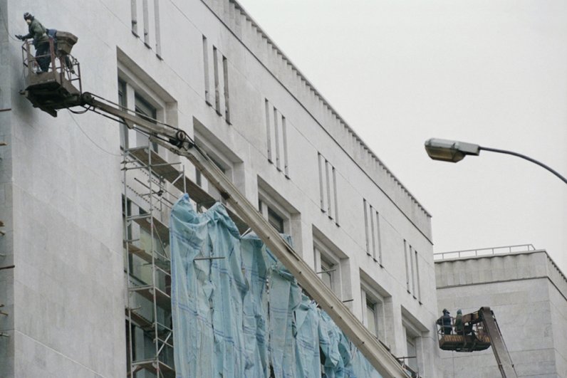 Спустя всего месяц после трагических событий октября 1993 г. уже полным ходом шли работы по ремонту «Белого дома». Копоть от пожара довольно быстро удалось счистить, однако в 2020 г. здание на Краснопресненской набережной было признано аварийным – к этому, по мнению экспертов, привёл в числе прочего и тот давнишний обстрел. На реконструкцию выделено 5, 27 млрд. руб.