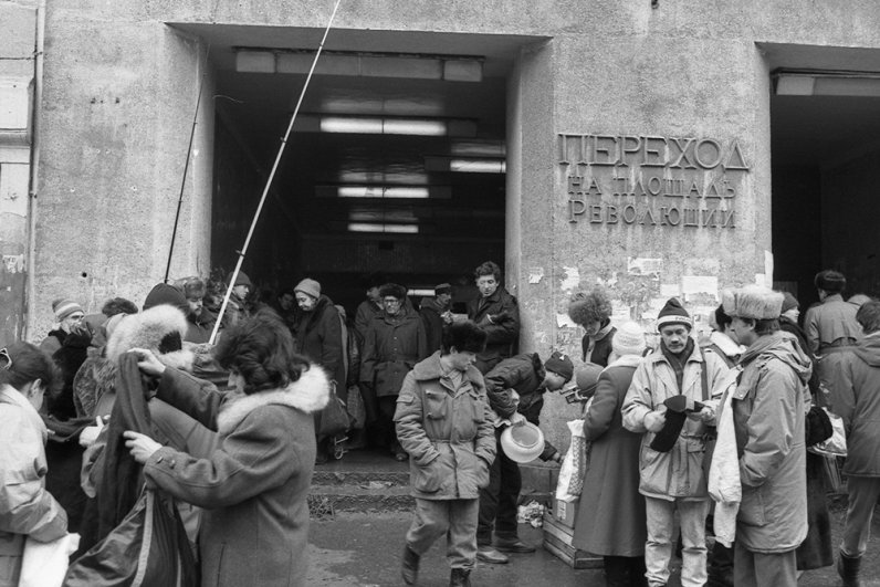 Тот самый «Указ о свободе торговли» разрешал гражданам продавать и покупать товары «в любых удобных для них местах, за исключением проезжей части улиц, станций метрополитена…» В 1992 г. торговали везде, где только могли пристроиться.