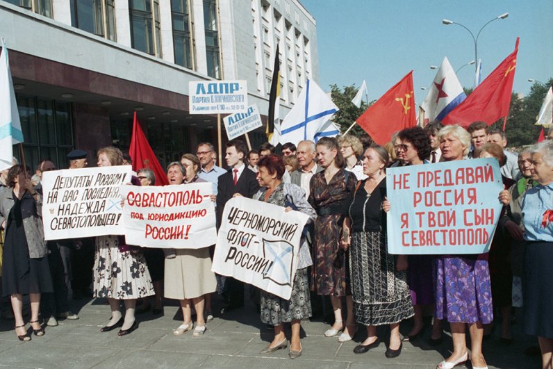 17 июня 1993 г. было подписано соглашение о создании на базе Черноморского флота СССР флотов двух государств – России и Украины. Соглашение вызвало бурю протестов. Один из них – пикет 9 июля 1993 г. с требованиями, которые исполнились 21 год спустя.