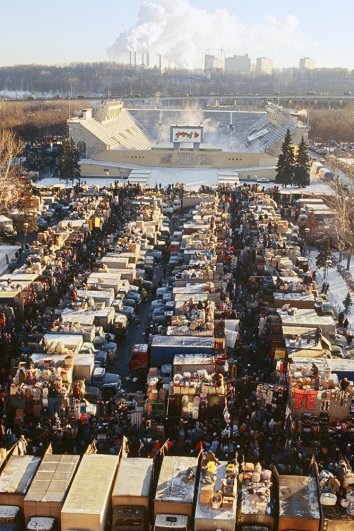 К январю 1996 г. вещевой рынок в «Лужниках» вышел на пик своей деятельности. Идея превращения территории спорткомплекса в розничный рынок принадлежала тогдашнему мэру Москвы Юрию Лужкову – именно он в начале 1992 г. подал эту мысль директору Олимпийского комплекса Владимиру Алёшину.