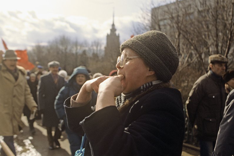 21 марта 1993 г. состоялся митинг у Дома Советов, участники которого протестовали против действий Президента РФ Бориса Ельцина. Накануне он выступил с телеобращением, в котором сообщил о приостановке действия Конституции и «введении особого порядка управления страной».