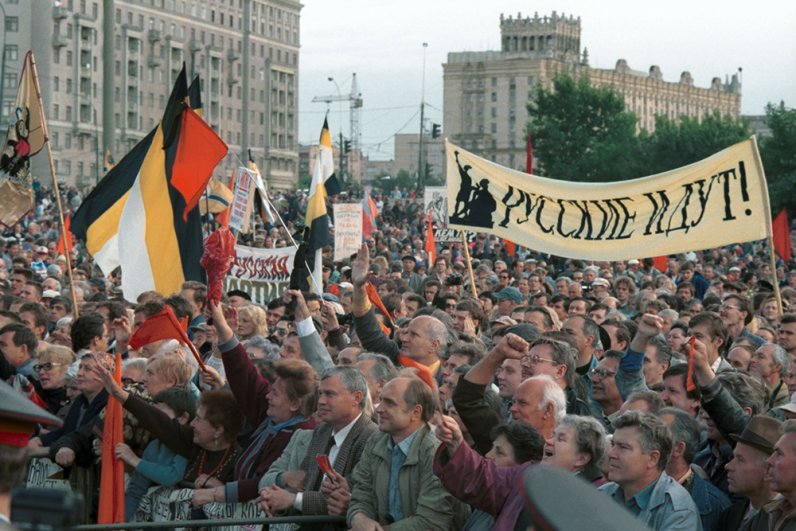 20 августа 1993 г. состоялся митинг протеста против действий Президента РФ и правительства. Основные политические силы оппозиции уже тогда получили прозвище «красно-коричневых». И действительно – на митинге мирно соседствуют красные флаги коммунистов, то есть крайне левых, с чёрно-золото-серебряными «имперками» крайне правых.