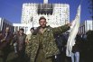 4 октября 1993 г. Защитник Дома Советов выходит сдаваться властям с белым флагом. Ближе к концу дня пожар, вызванный утренним обстрелом из танков, уничтожил около 30% площади здания. Этажи с 12-го по 20-й выгорели полностью.