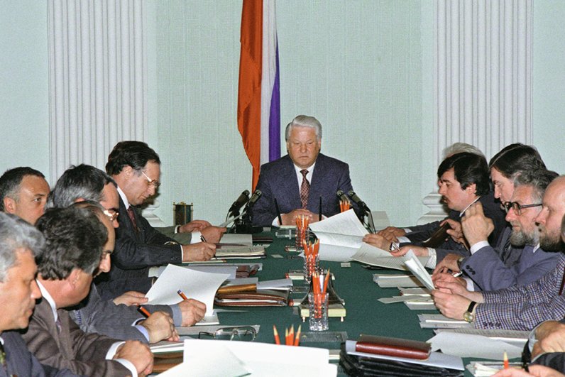 11 мая 1993 г. состоялось очередное заседание комиссии по разработке новой Конституции. Вторым по левую руку от Президента РФ Бориса Ельцина сидит Сергей Шахрай, один из соавторов Основного закона, принятого 12 декабря 1993 г. В своих интервью Шахрай неоднократно говорил, что текст Конституции им и его коллегами буквально выстраданы.