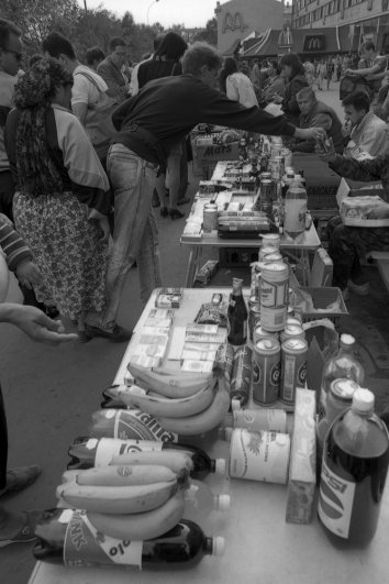 Пушкинская площадь после «Указа о свободе торговли» превратилась в импровизированный рынок. То, что вчера было дефицитом, стало доступным. Ну, почти. Бутылка водки в конце 1992 г. стоила 600 руб., а сверхмодные тогда батончики «с толстым-толстым слоем шоколада» - 250 руб. при средней зарплате в 2751 руб.